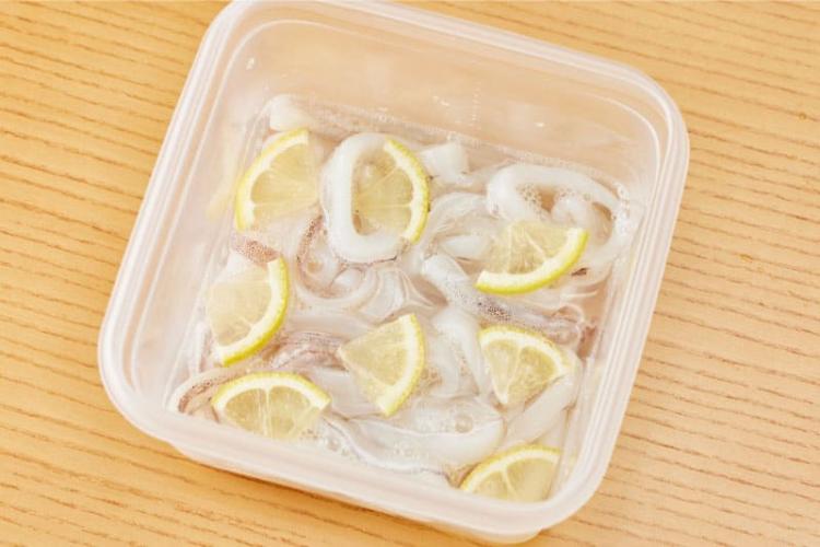 容器に材料を入れる